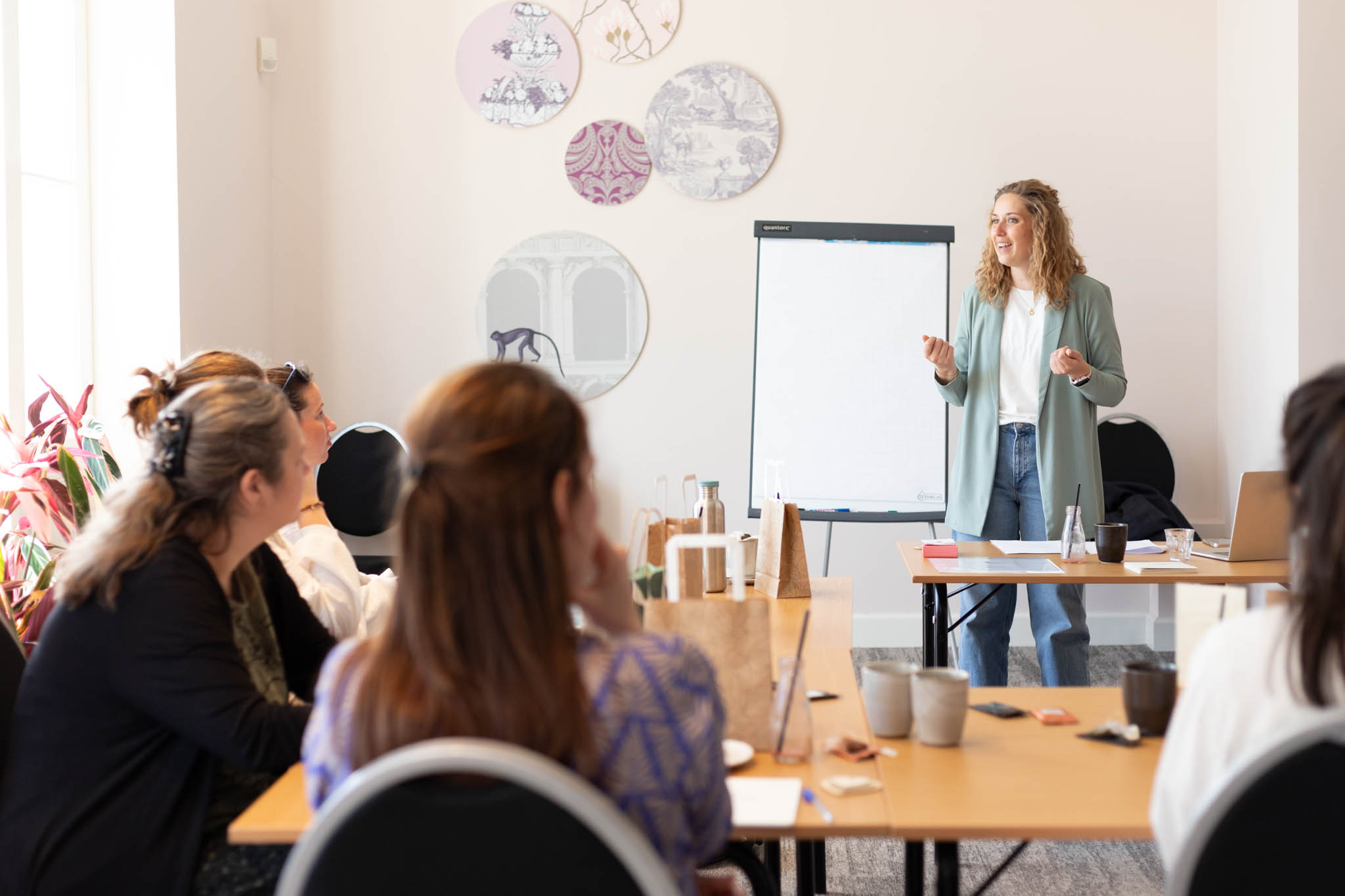 Nicolien Lettinga voor een groep moeders
